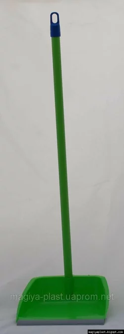 Пластмассовый совок "ленивец" с длинной металлической ручкой (кием) 23см х 80см (разные цвета)