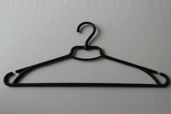 Пластмассовые плечики с перекладиной и вращающимся крючком 42см из переработанного пластика (черный цвет)