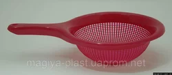 Пластиковый дуршлаг с ручкой (малинового цвета) Пластиковый дуршлаг с ручкой (малинового цвета)