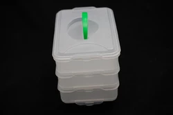Набор прямоугольных пластиковых контейнеров в виде тройного лотка-органайзера с крышкой (разные цвета ручки)