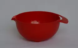 Пластмассовая миска для смешивания 3.0л с удобной ручкой и носиком-сливом (красный цвет)