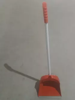 Пластмассовый совок "ленивец премиум" с длинной металлической ручкой (кием) 24см х 110см (разные цвета)