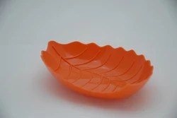 Пластмассовая фигурная тарелка "Листочек" 24см х 17см (оранжевый цвет)